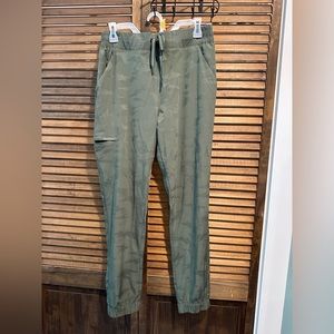 Healing hands green camo joggers size large